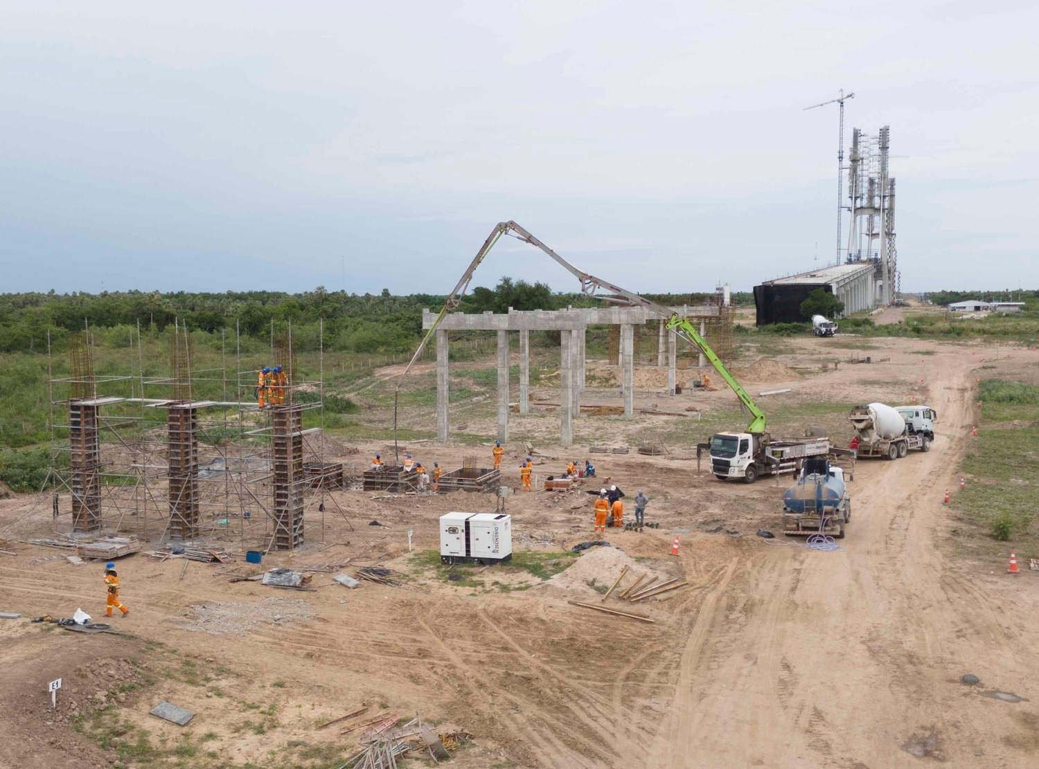 Trabalhadores realizam concretagem dos blocos e montagem de pilares de sustentação da ponte internacional em Porto Murtinho (MS)