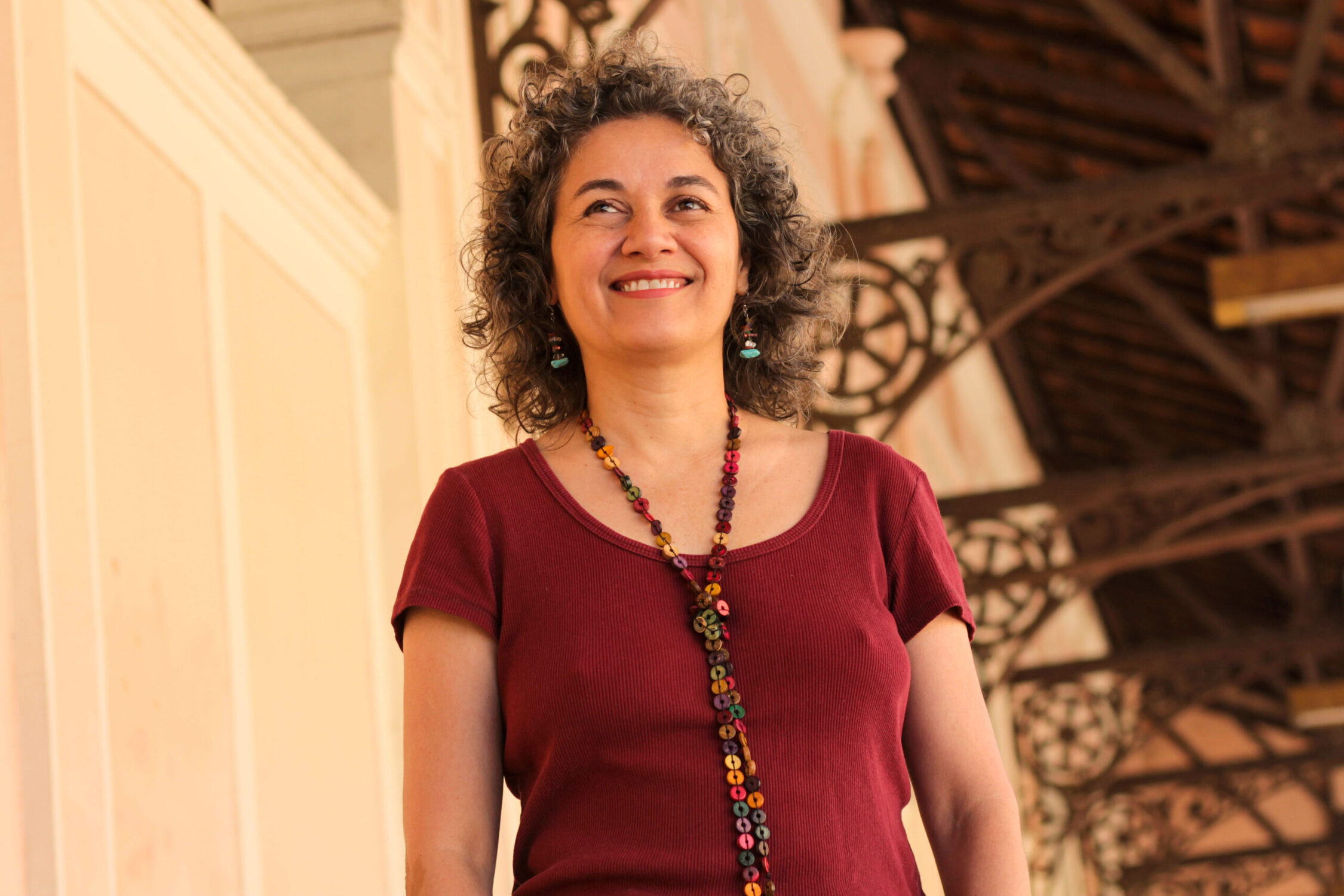 Adriane Garcia, vencedora do Prêmio Paraná de Literatura, conversa com o público na abertura da Semana da Poesia, promovida pela UBE-MS.