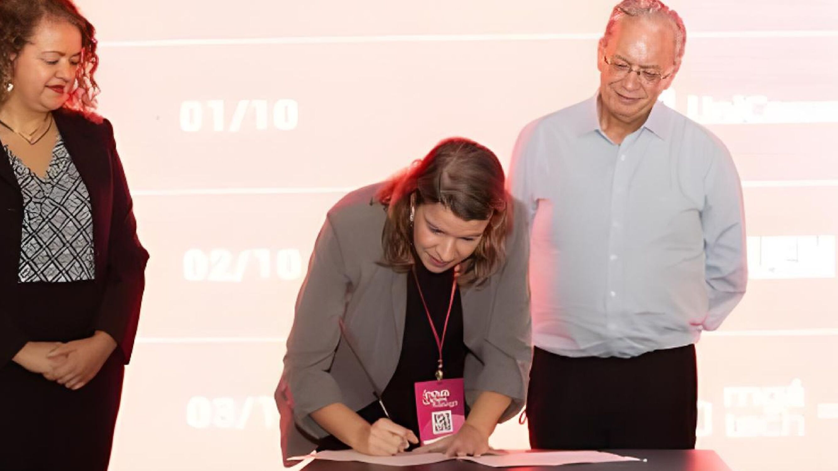 Adriana Tozzetti assina acordo acompanhada por representantes do Maringá Tech.
