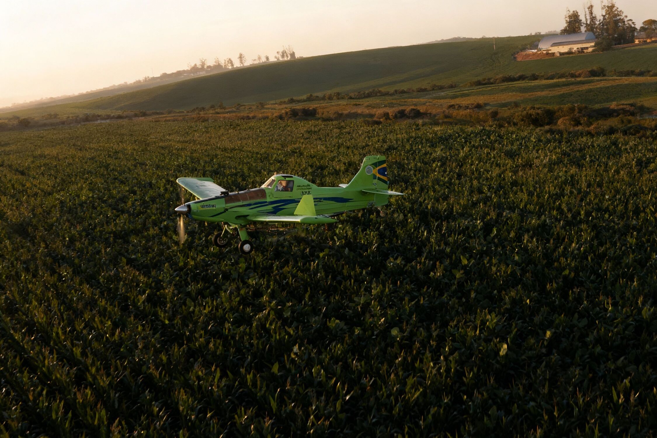 Aviões agrícolas, como os utilizados na pulverização de lavouras, são permitidos como despesas dedutíveis por estarem diretamente ligados à atividade rural.