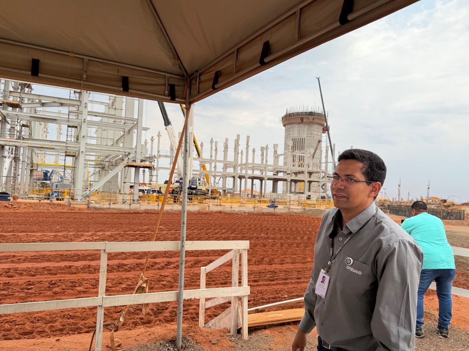 Leonardo Crociati, gerente executivo do Projeto Sucuriú na Arauco, durante visita técnica às obras em Inocência (MS).