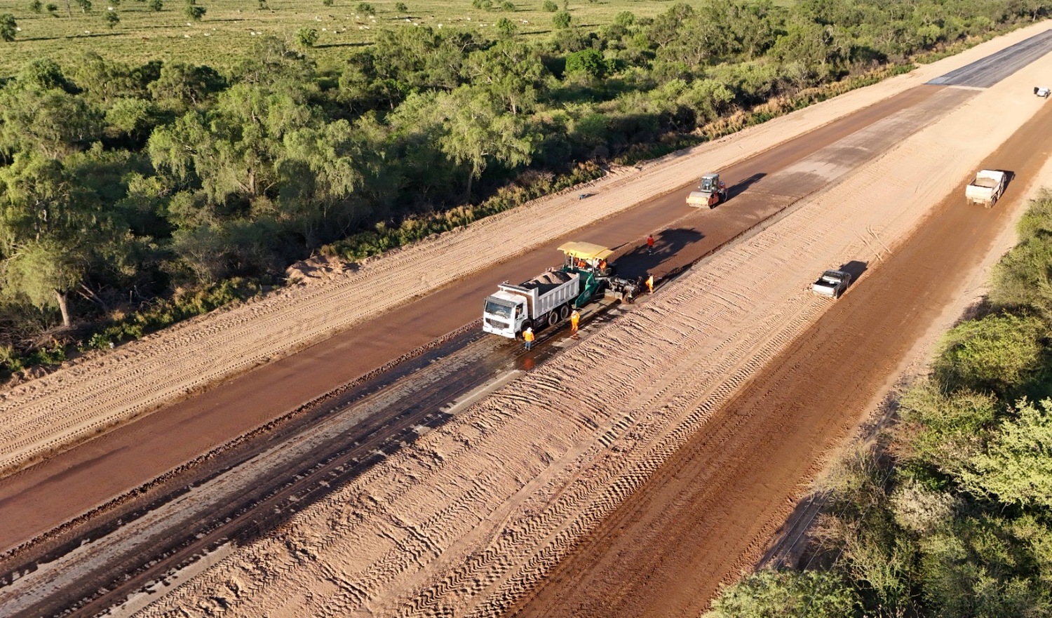Pavimentação avança na rodovia PY-15, no Paraguai, parte crucial da Rota Bioceânica que ligará Brasil ao Oceano Pacífico.