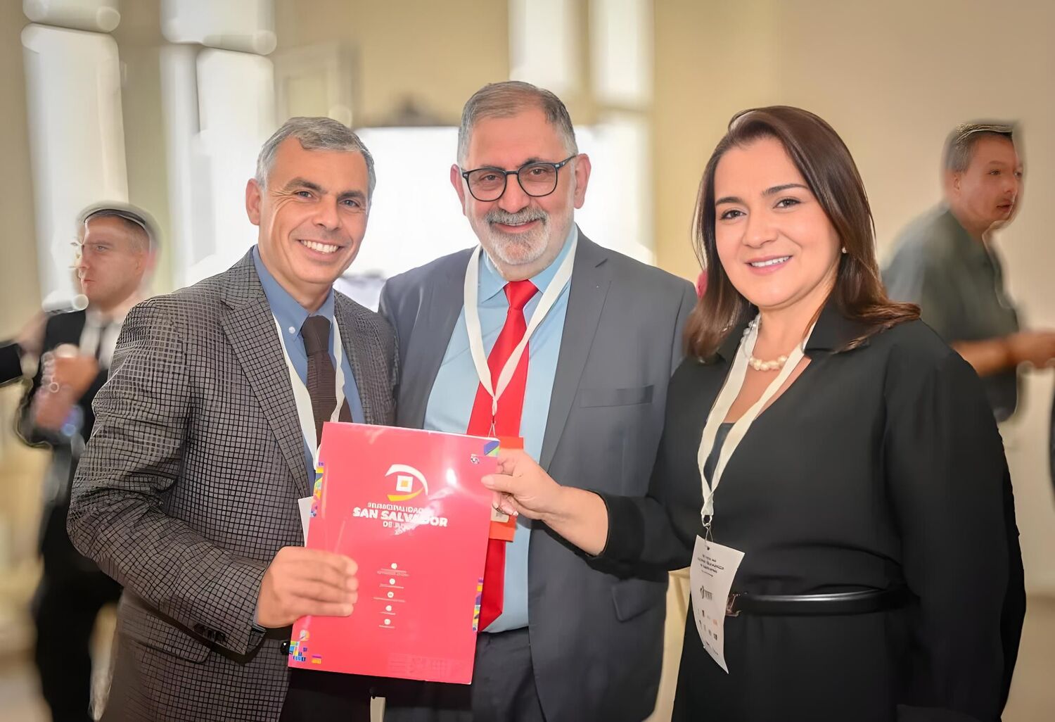 Adriane Lopes ao lado dos prefeitos Raúl Jorge (Jujuy) e Mauricio Soria (Iquique) após assinatura de acordo de cooperação internacional.