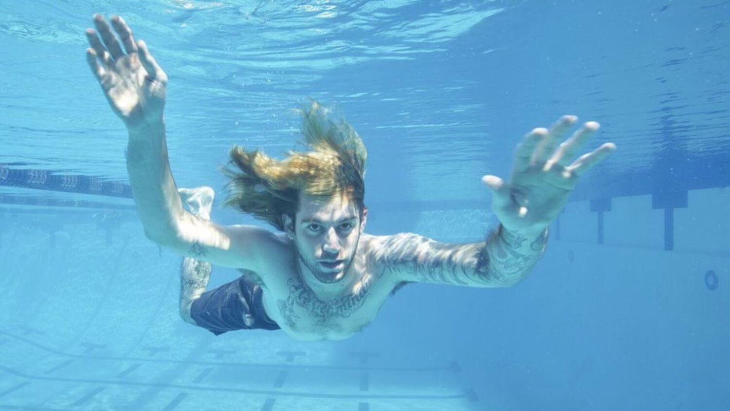 Spencer Elden, aos 30 anos, em foto reproduzindo a capa do disco 