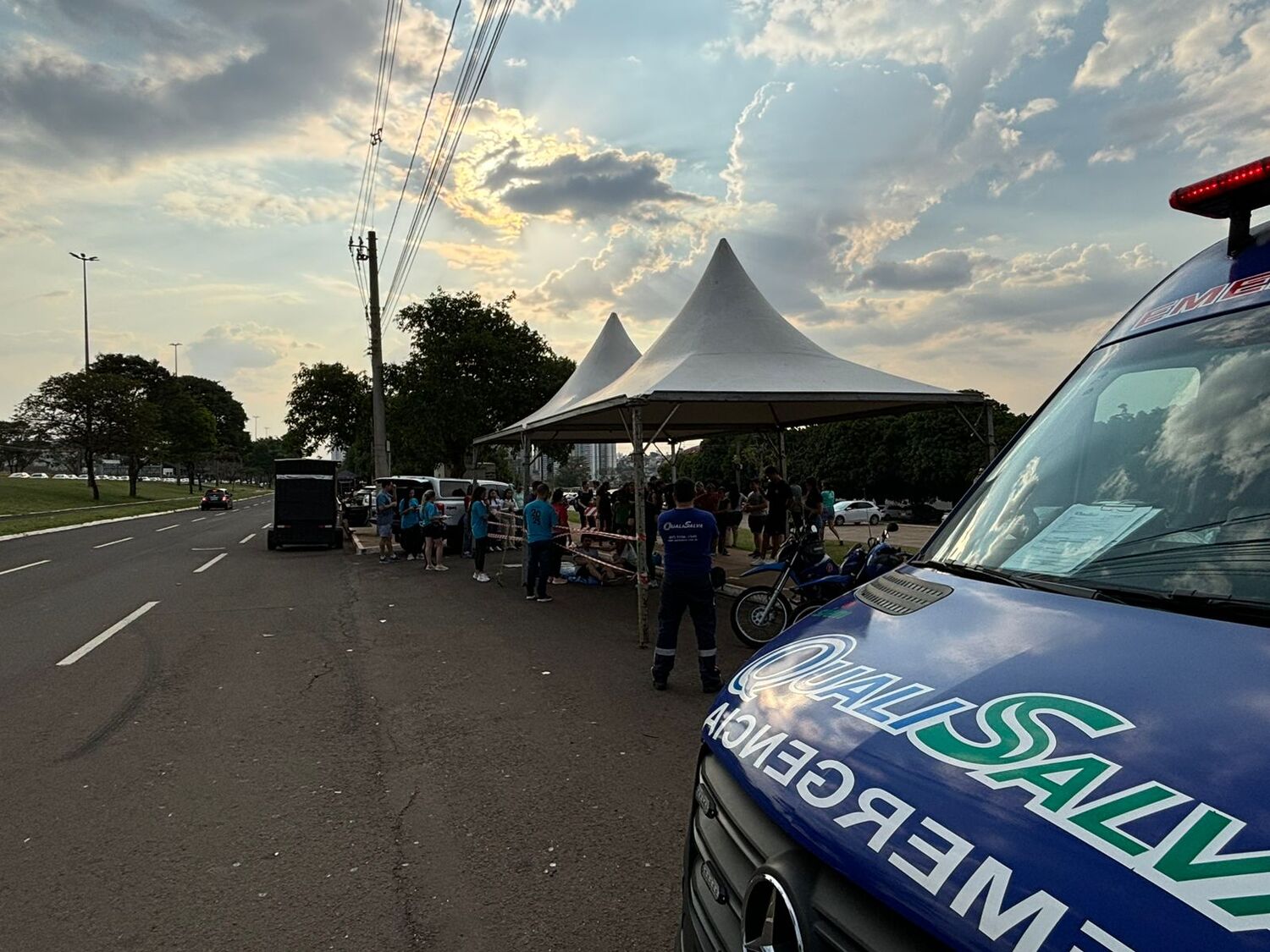 Estrutura montada na Avenida Afonso Pena recebeu o simulado médico da Corrida do Pantanal, que reuniu voluntários e equipes de emergência.