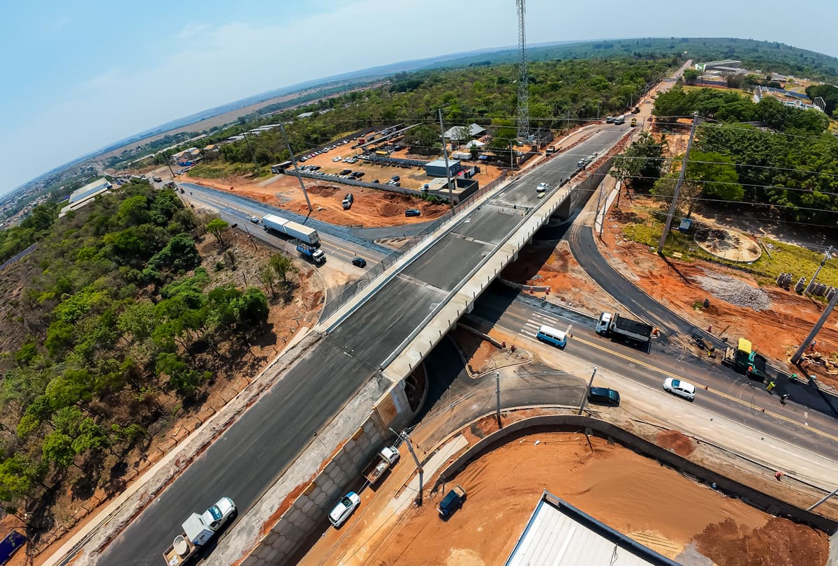 Vista aérea mostra o viaduto que liga a BR-163 à Avenida Desembargador Leão Neto do Carmo, obra que será entregue no dia 14 de novembro.