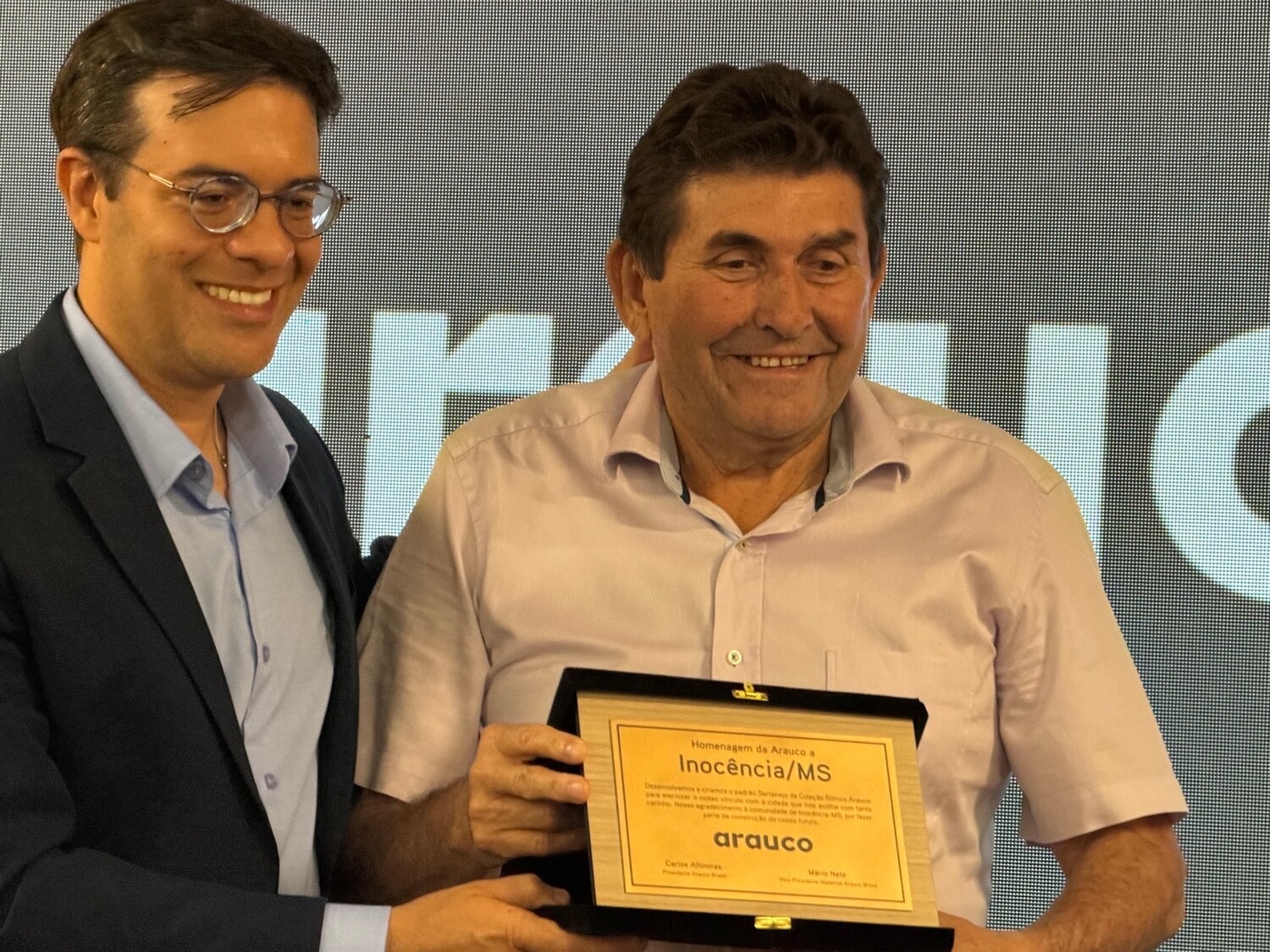 Mário José de Souza Neto, vice-presidente de Madeiras da Arauco Brasil, entrega ao prefeito Toninho da Cofapi uma placa em homenagem a Inocência (MS), durante a solenidade comemorativa.