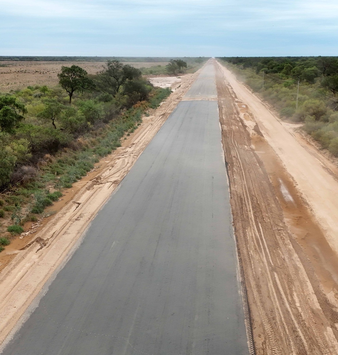 Trecho já asfaltado da rodovia PY-15 mostra avanço das obras que conectarão Mato Grosso do Sul ao Pacífico.