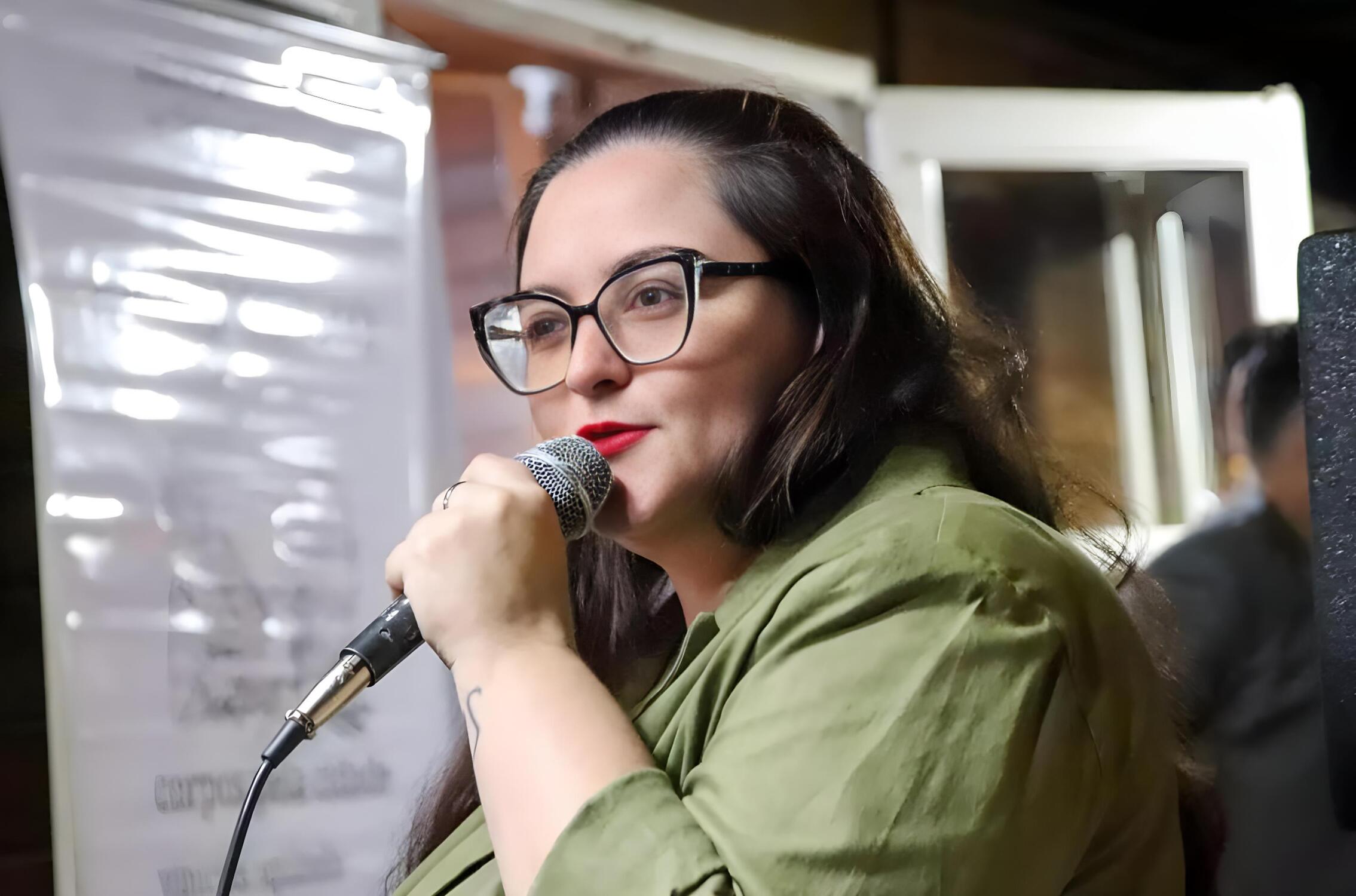 Radicada em Campo Grande, a escritora e pesquisadora Adrianna Alberti ministra oficina sobre literatura fantástica durante a Semana da Poesia.