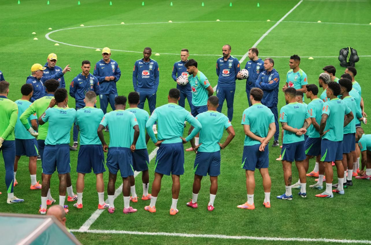 Ancelotti fala com elenco da seleção durante treinamento em Seul.
