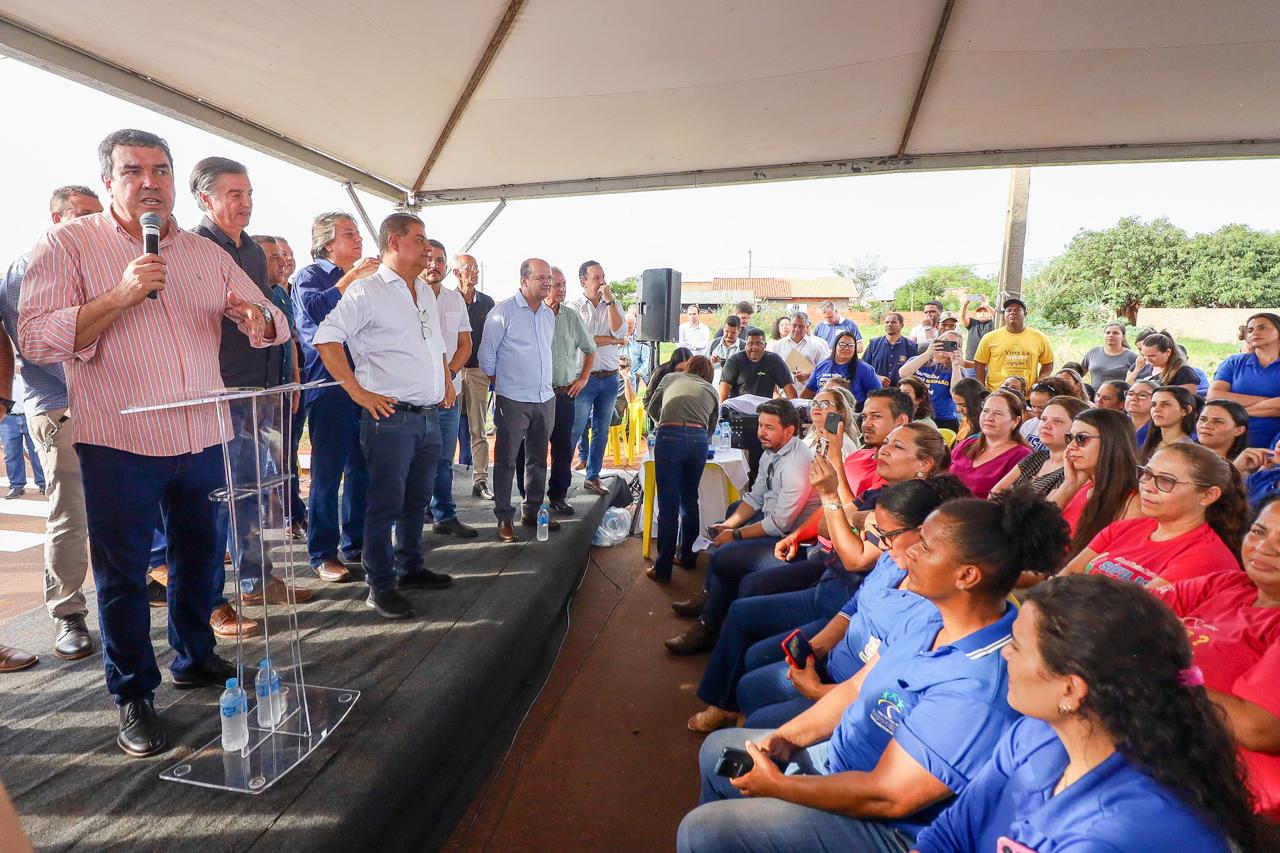O governador Eduardo Riedel esteve presente nas entregas e destacou a importância da parceria entre o Estado, as prefeituras e as bancadas estadual e federal