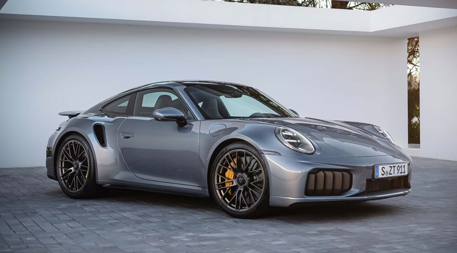 O novo 911 Turbo S híbrido Coupé combina design esportivo com desempenho de 711 cv e aceleração de 0 a 100 km/h em 2,5 segundos.