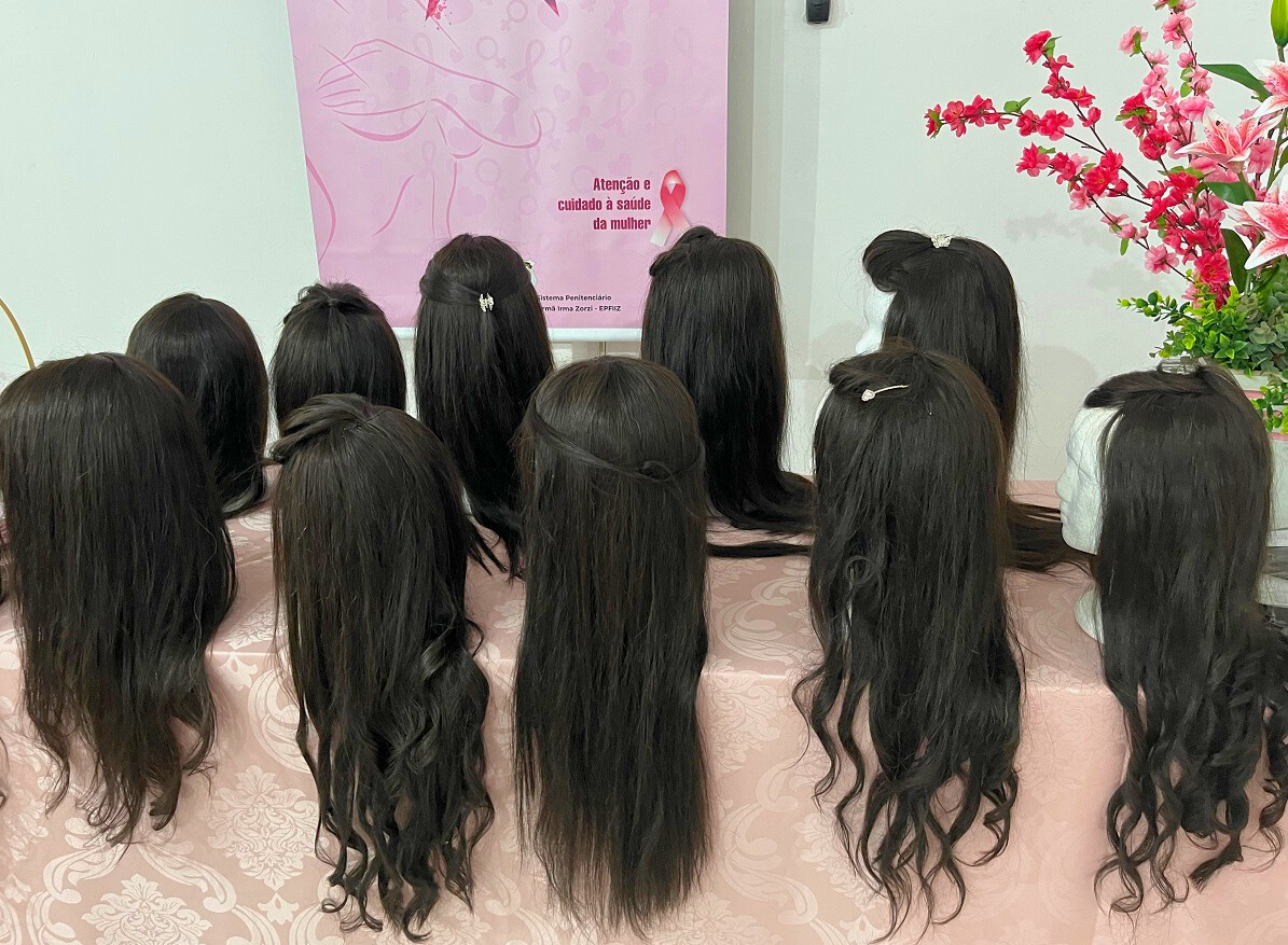Foram entregues 123 perucas confeccionadas no presídio e mais 40 kg de cabelo, a partir de apreensão da Receita Federal