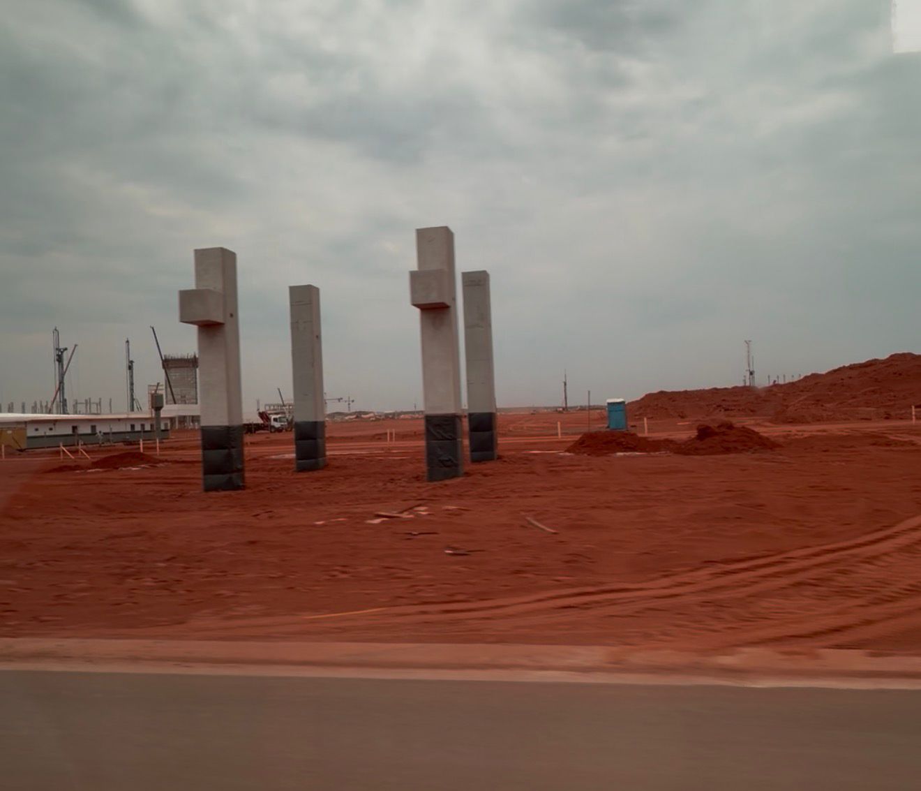 Estruturas de concreto chamadas pipe racks, por onde passarão as tubulações suspensas que conectam diferentes áreas da fábrica, já estão sendo erguidas no canteiro de obras.