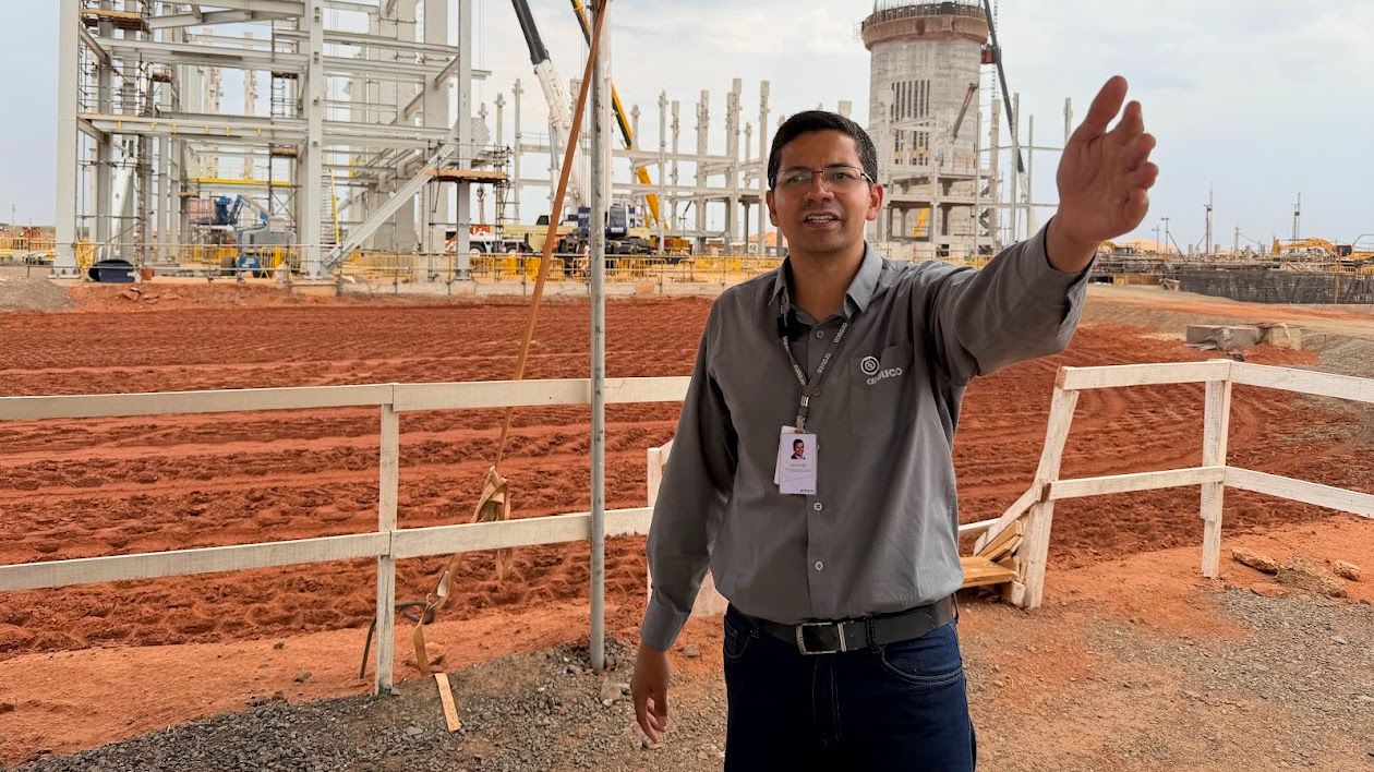 Leonardo Crociati, gerente executivo do Projeto Sucuriú, mostra o local onde será construída a sala de controle da fábrica, um dos pontos mais tecnológicos do empreendimento.