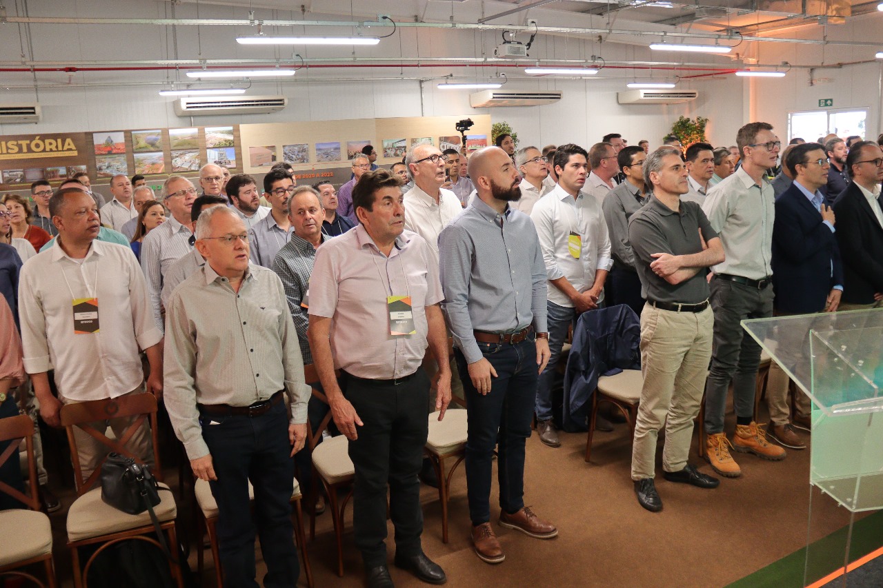 Autoridades e convidados participam do evento em homenagem aos 48 anos de Mato Grosso do Sul e ao avanço das obras do Projeto Sucuriú, em Inocência.