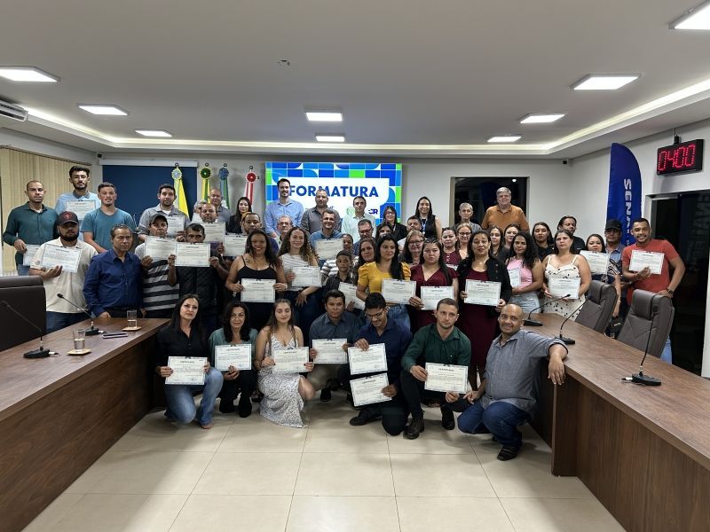 Formandos celebram conclusão dos cursos oferecidos em parceria entre Senai e Prefeitura de Costa Rica, com direito a certificado e muito orgulho