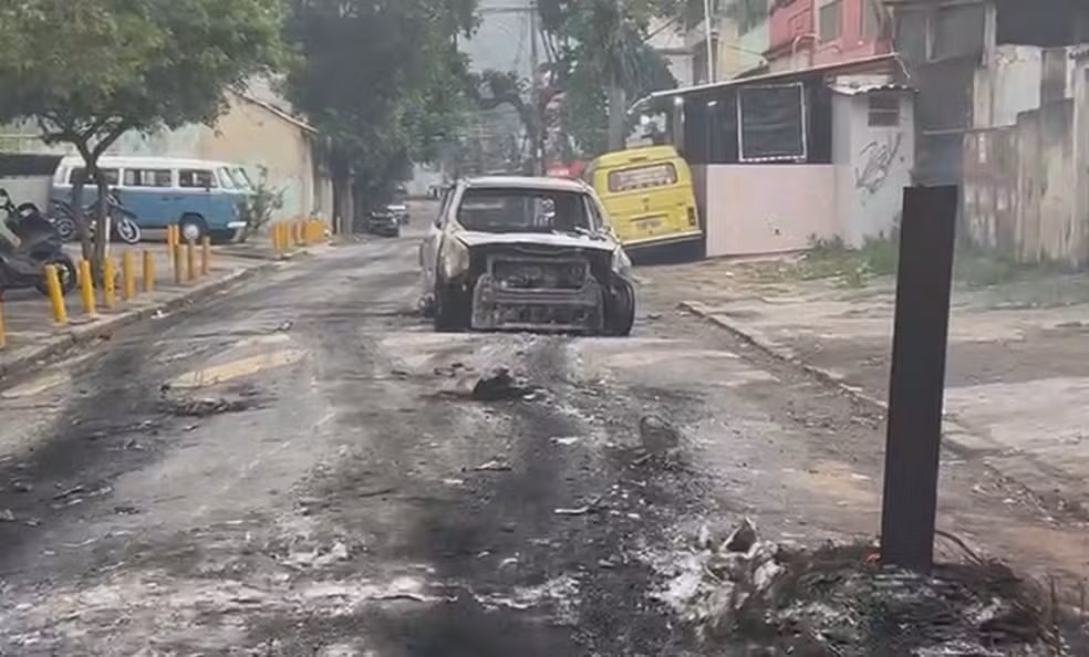 Barricada incendiada no Alemão