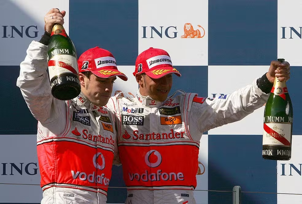 Fernando Alonso e Lewis Hamilton, então pilotos da McLaren, no pódio do GP da Austrália de F1 2007