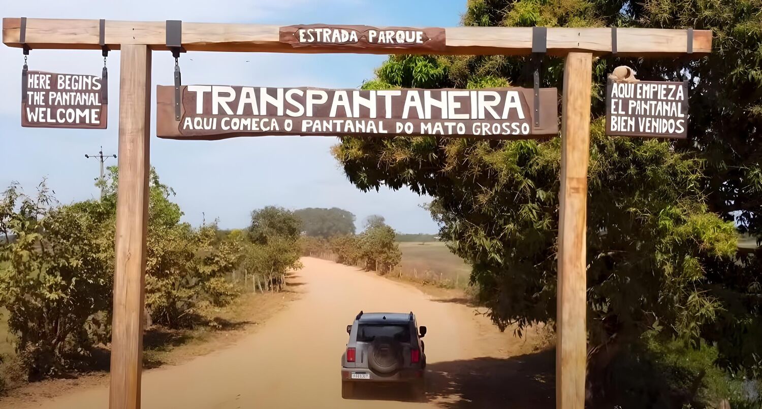 O Tank 300 começa a viagem pela Transpantaneira, a estrada de terra que atravessa o Pantanal.