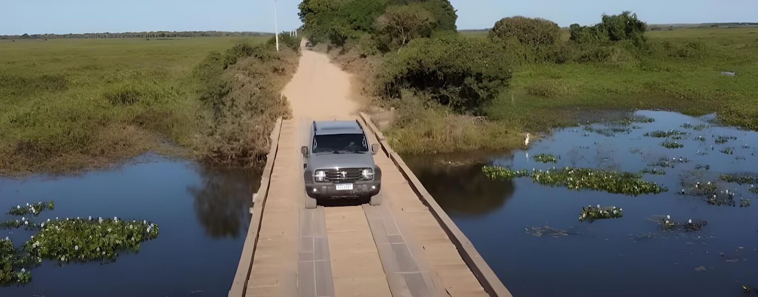 Na ponte de madeira, o SUV mostra que está pronto para encarar qualquer caminho.