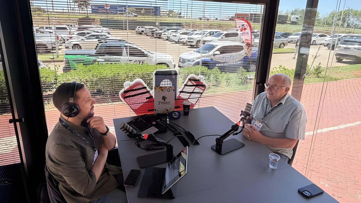 Entrevista com o prefeito de Rio Verde foi realizada no estúdio do jornal A Crítica, dentro do Congresso dos Municípios de MS, que reuniu gestores das 79 cidades do estado
