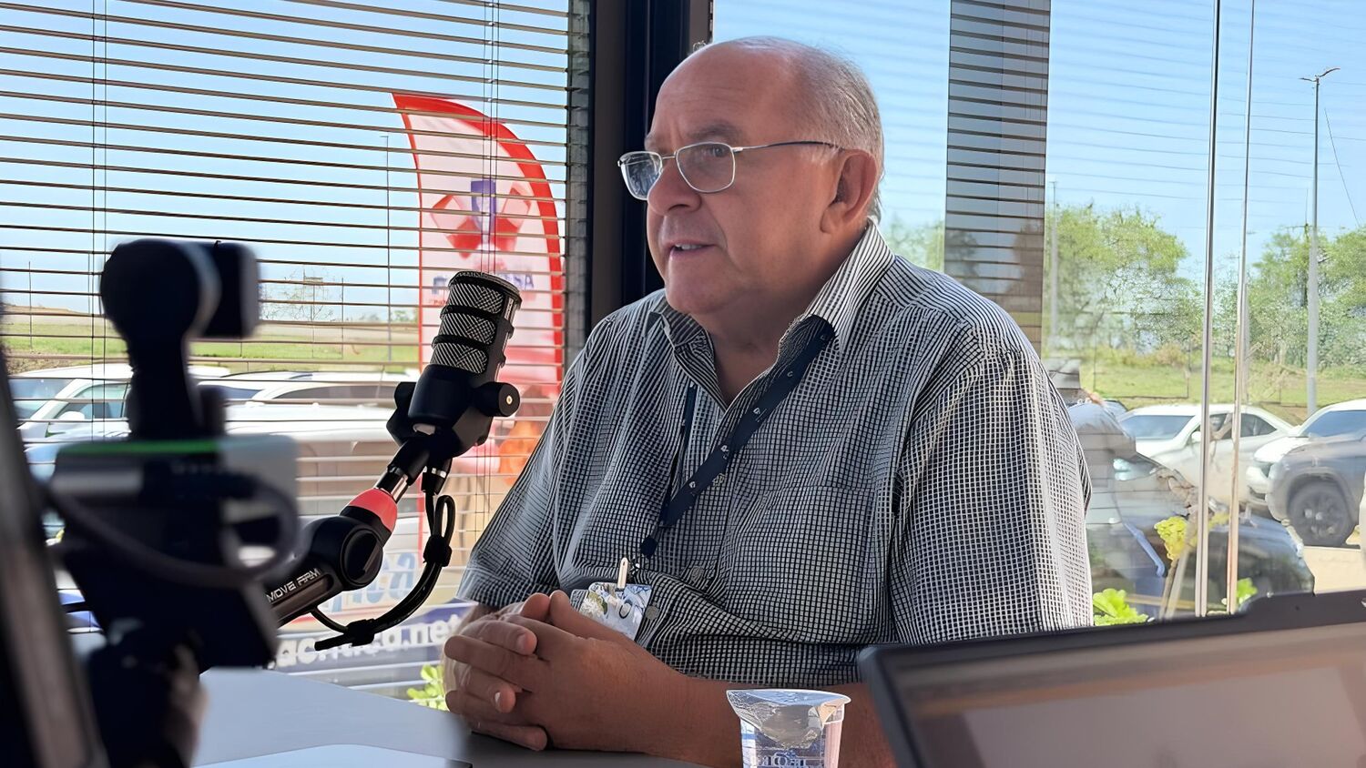 Réus Fornari, prefeito de Rio Verde, defende a mudança do nome da cidade para Rio Verde do Pantanal durante entrevista ao vivo no Congresso dos Municípios de MS