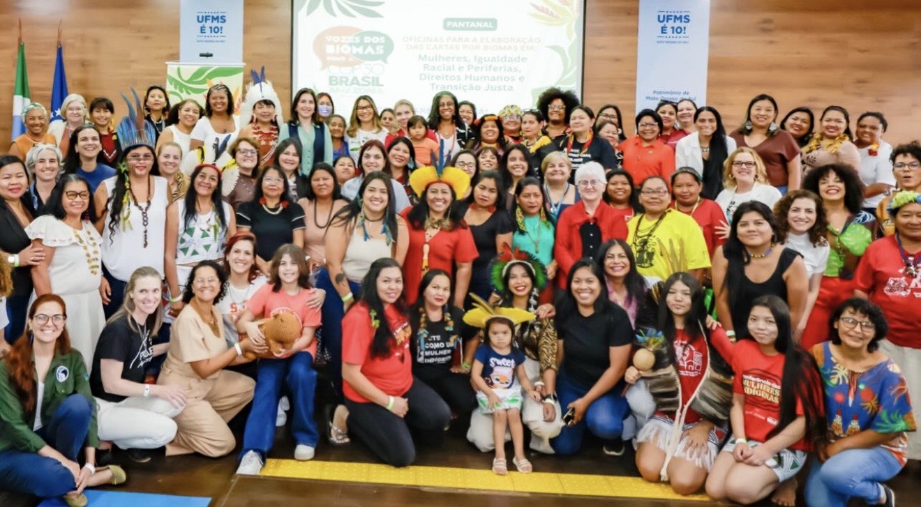 Participantes da oficina Vozes do Pantanal posam para foto coletiva ao fim do evento, que reuniu mais de 100 mulheres indígenas, quilombolas, cientistas e ativistas ambientais de todo Mato Grosso do Sul.