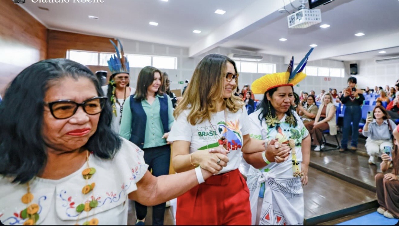 Janja caminha de mãos dadas com mulheres indígenas durante encerramento da oficina Vozes do Pantanal, em um gesto simbólico de união e resistência feminina.