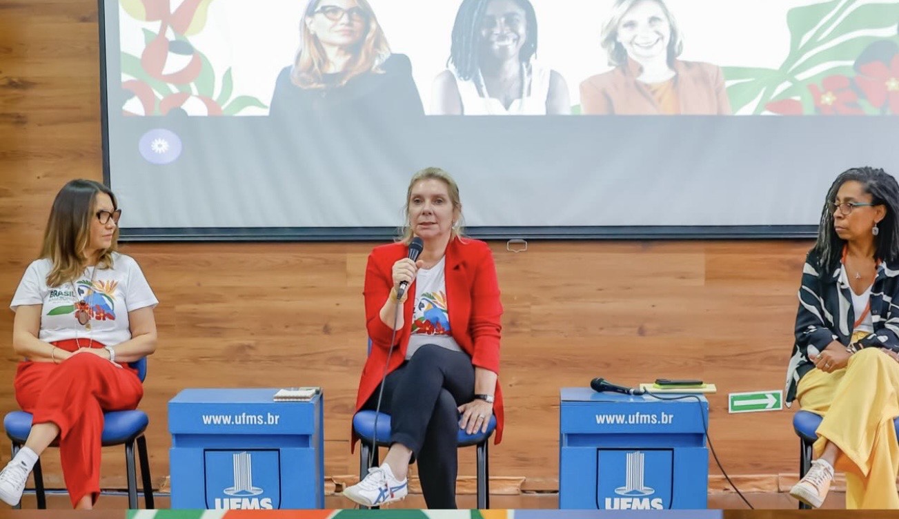 Janja, ministra Simone Tebet e Jurema Werneck, ativista e enviada especial para Igualdade Racial, durante mesa de debate sobre o Pantanal e políticas climáticas na UFMS.