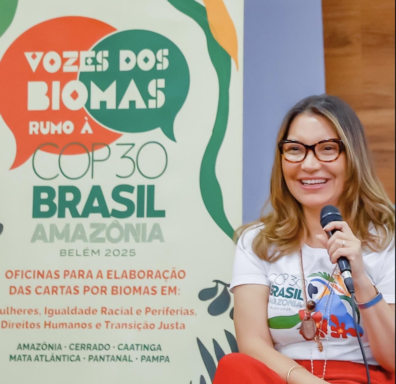 Primeira-dama Rosângela Lula da Silva, a Janja, durante a oficina Vozes dos Biomas  Rumo à COP30, realizada na UFMS, em Campo Grande.