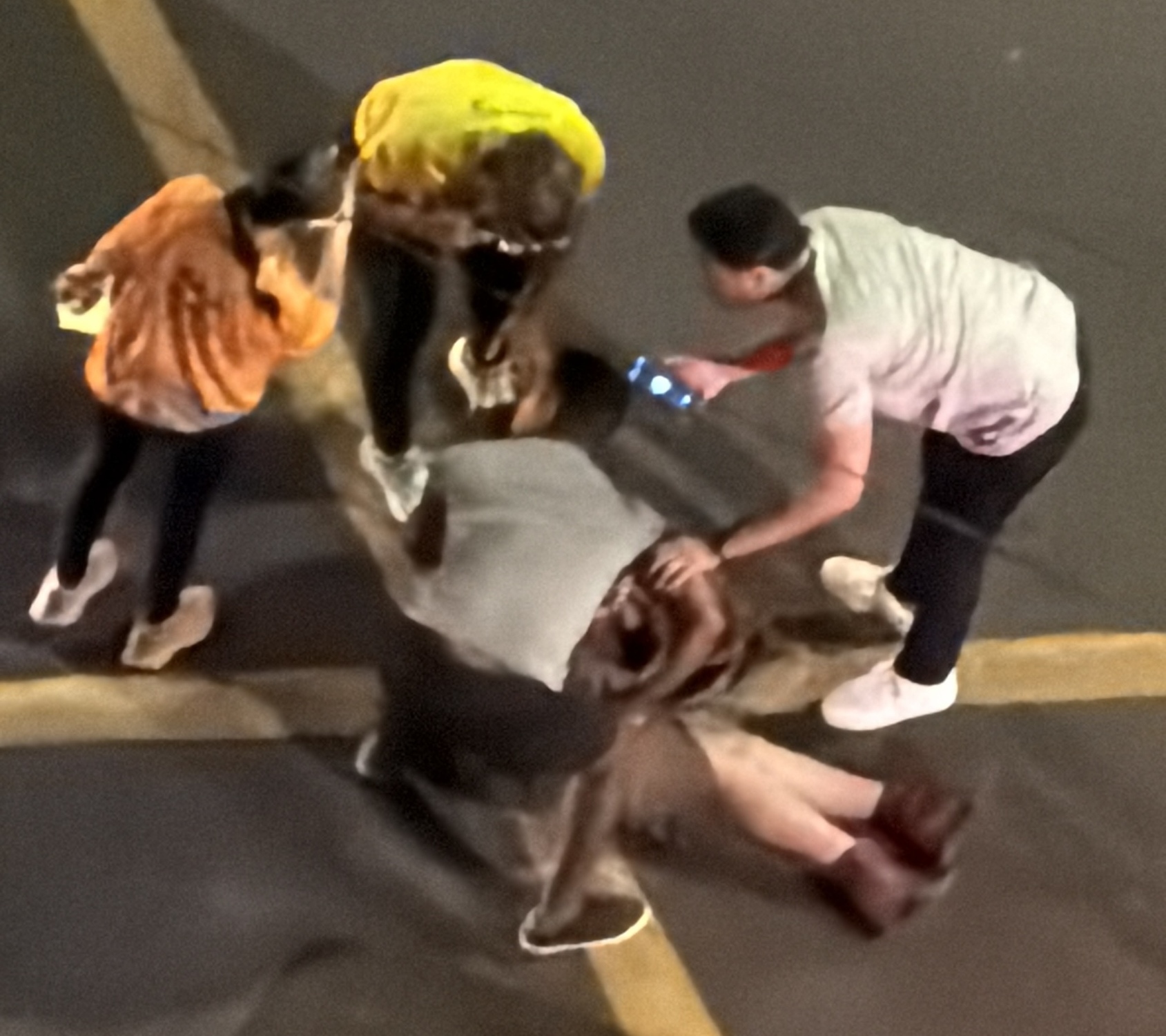Mulher recebe os primeiros socorros após ser atropelada por caminhonete enquanto atravessava faixa de pedestre com bicicleta elétrica .