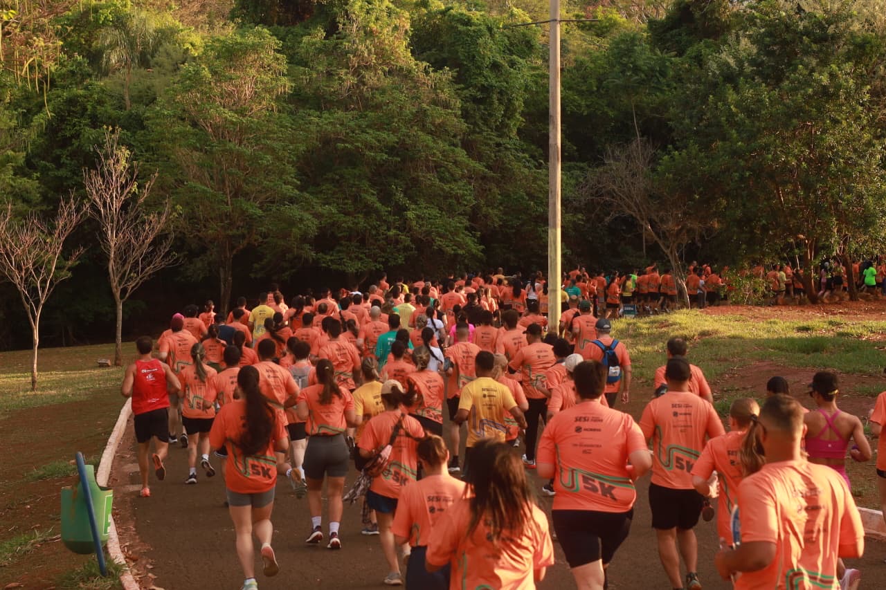 Mais de 5 mil pessoas participaram da prova de 5 km da Corrida do Pantanal, neste domingo em Campo Grande. 