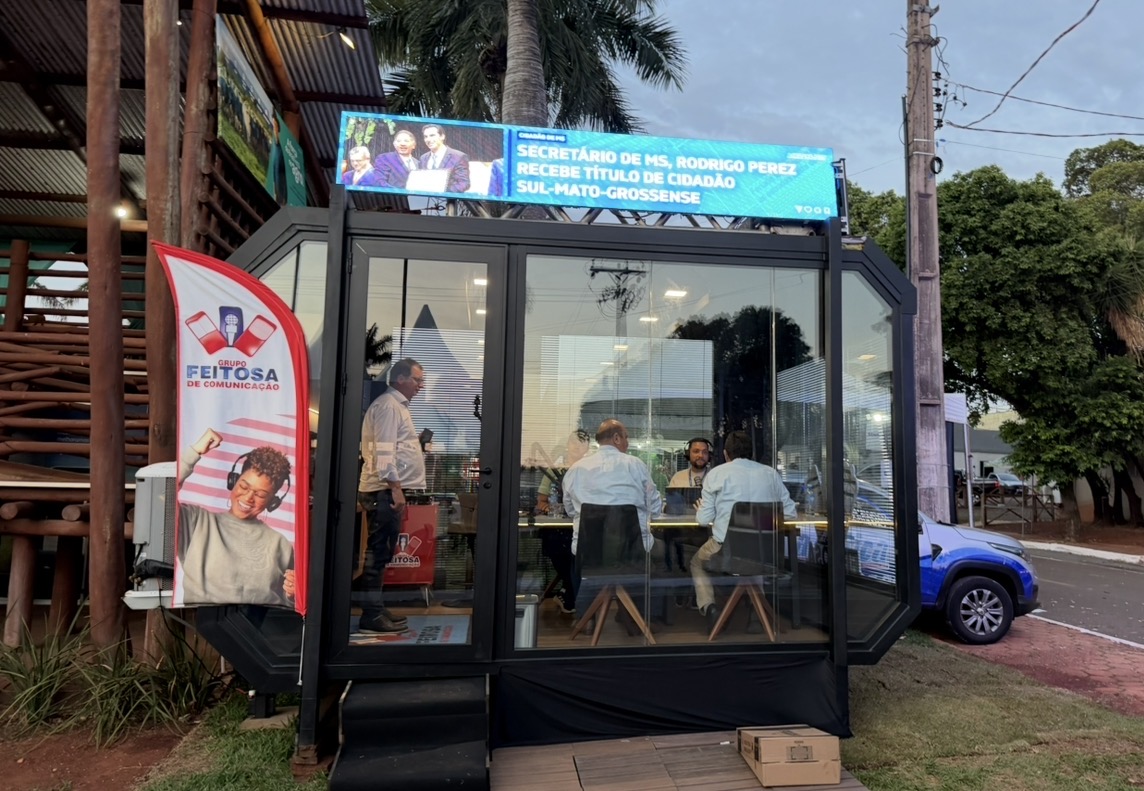 Durante entrevista ao Grupo Feitosa de Comunicação, o prefeito de Inocência, Toninho da Cofapi, e o vice-prefeito Henrique César destacam os avanços na infraestrutura rural e os investimentos recebidos durante a 2ª Expogenética MS, em Campo Grande.