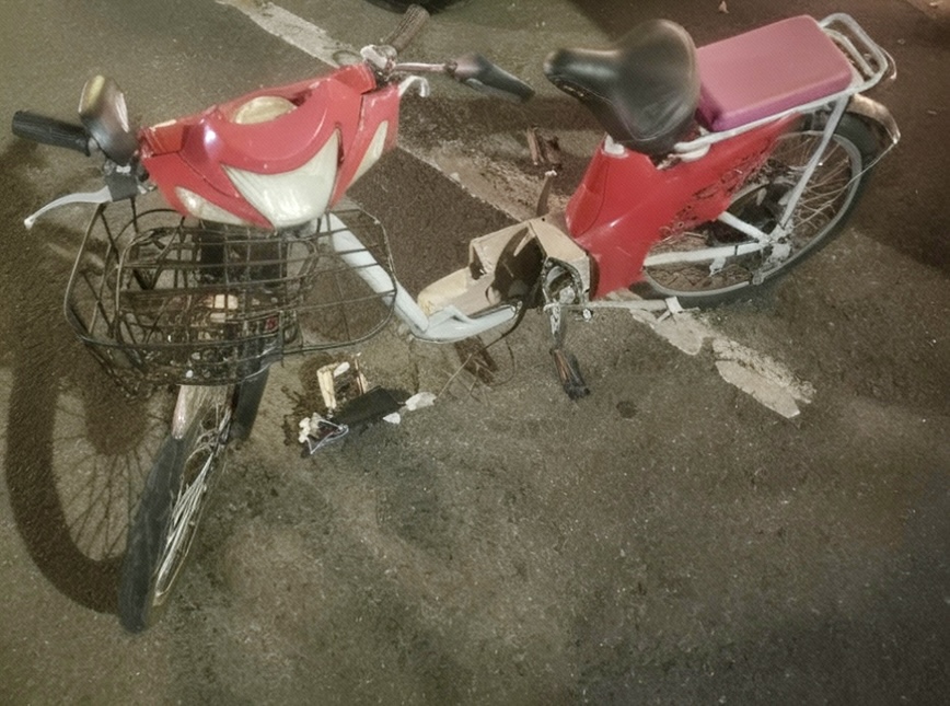 Bicicleta elétrica ficou destruída após atropelamento em faixa de pedestre, no Centro de Campo Grande.