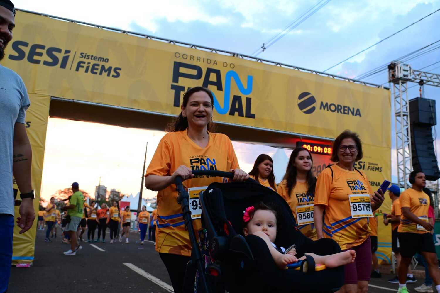 Famílias, idosos e jovens mostraram que saúde, lazer e união também andam a pé. O evento teve 25 mil inscritos no total.