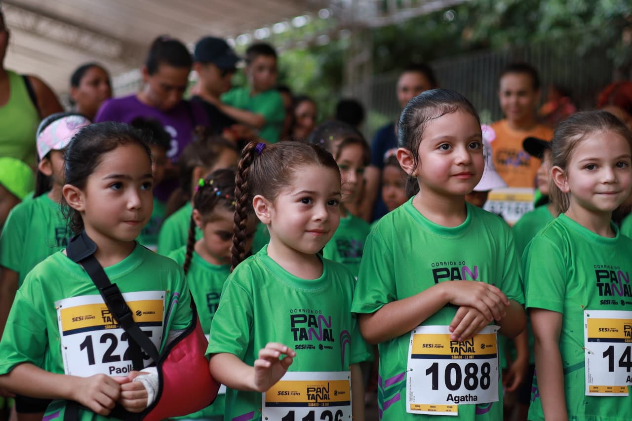 Atentas e empolgadas, meninas aguardam o momento da largada da Corrida Kids, que reuniu mil participantes de 4 a 12 anos no Parque das Nações Indígenas.