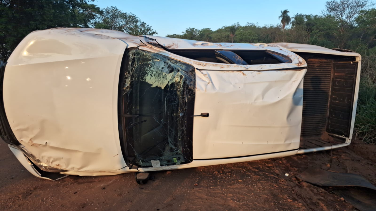 Turistas viveram um susto na noite de sexta-feira em Bonito, quando a caminhonete onde estavam capotou em uma estrada de terra. 