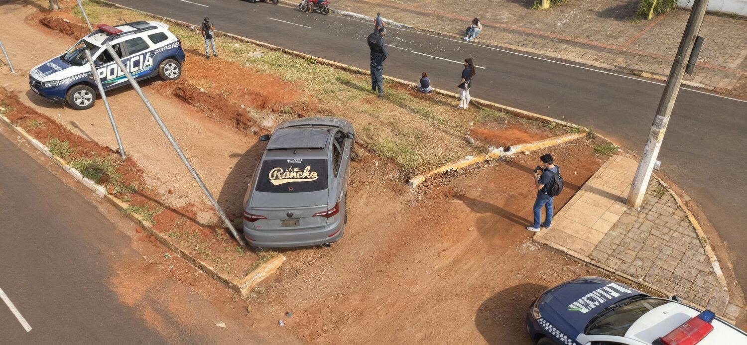 Viaturas da polícia no local do acidente, que chamou atenção de quem passava pela avenida