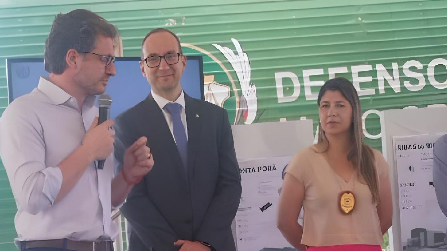 O secretário de Governo, Frederico Felini (ao centro, com microfone), participa da cerimônia de lançamento da pedra fundamental da nova sede da Defensoria Pública em Maracaju, ao lado de autoridades estaduais e representantes locais.