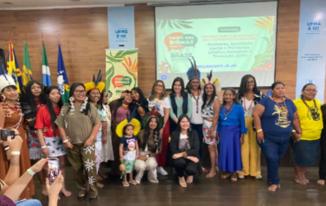 Lideranças femininas indígenas, negras e rurais posam ao lado da primeira-dama Janja, em evento na UFMS.