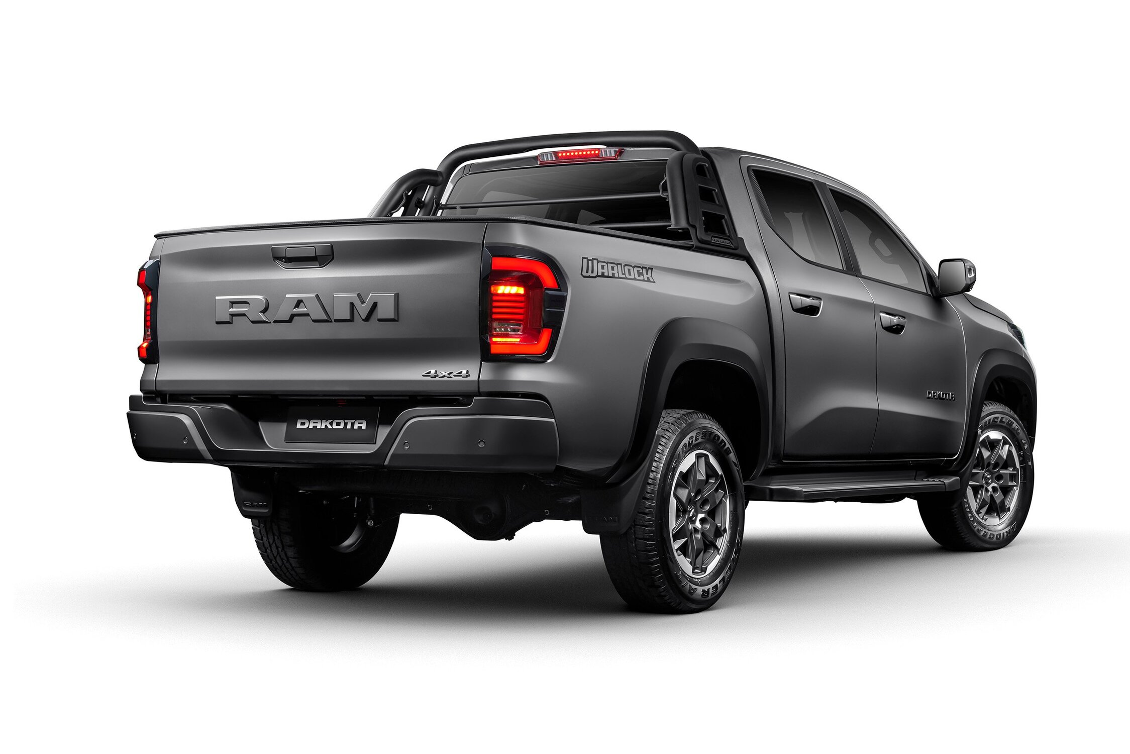 Ram lança picape Dakota Warlock na Argentina com motor 2.2 turbodiesel e tração 4x4; modelo chega ao Brasil em 2026.
