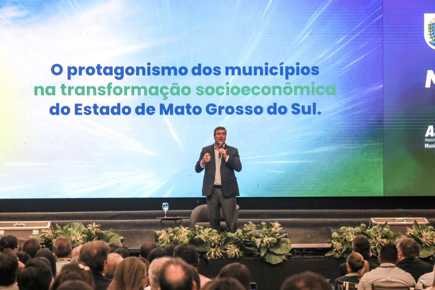 Governador Eduardo Riedel discursa para centenas de gestores no 3º Congresso dos Municípios de Mato Grosso do Sul, em Campo Grande.