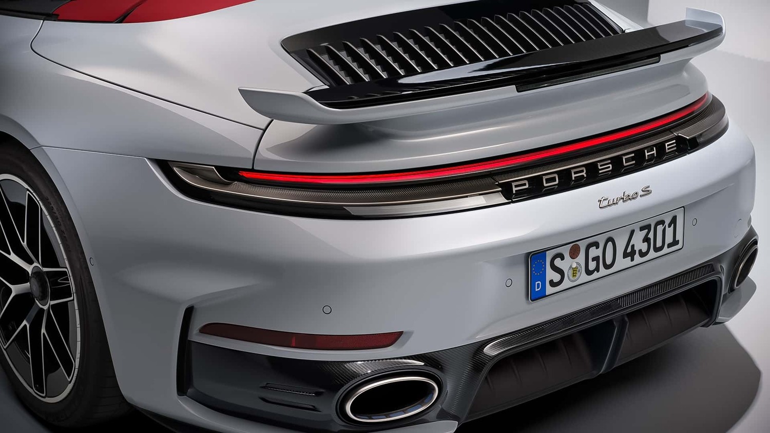 Na traseira, o novo 911 Turbo S exibe assinatura luminosa contínua, escapamento em titânio e aerofólio redesenhado.