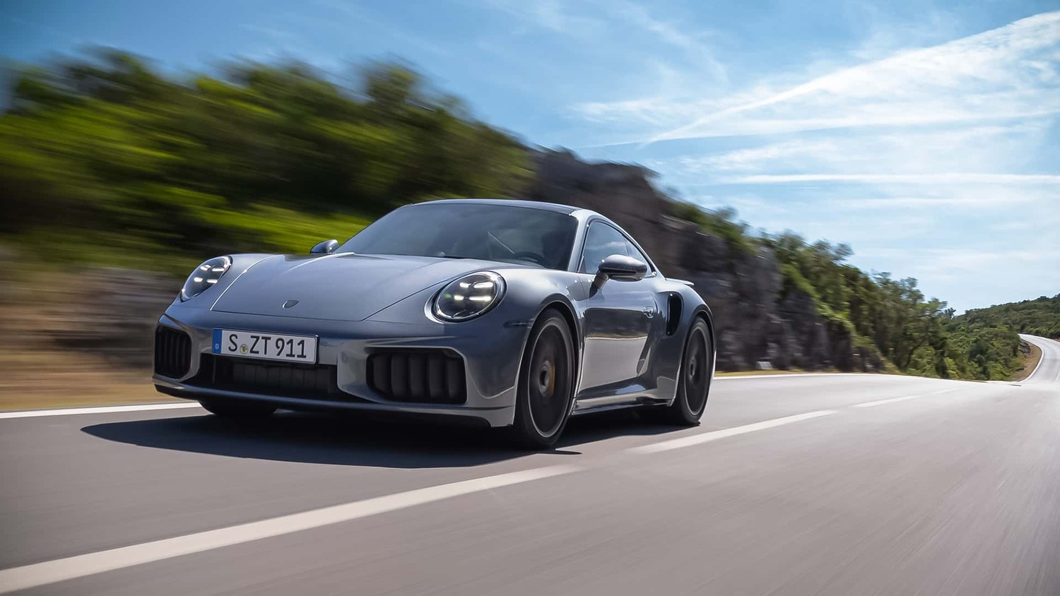 O Porsche 911 Turbo S híbrido 2026 atinge 322 km/h e acelera com agilidade mesmo fora das pistas, com aerodinâmica de superesportivo.
