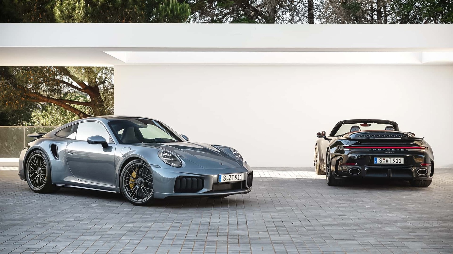 Duas faces do mesmo ícone: Coupé e Cabriolet do Porsche 911 Turbo S híbrido são as versões já disponíveis na pré-venda no Brasil.