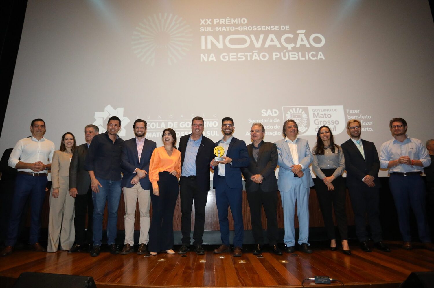 Governador Riedel posa com vencedores do XX Prêmio de Inovação na Gestão Pública