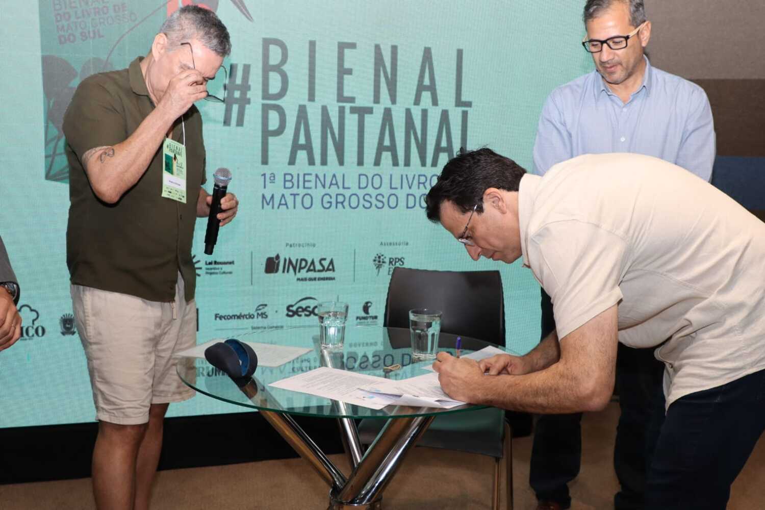 Autoridades do Brasil e Paraguai durante a assinatura do protocolo na Bienal Pantanal