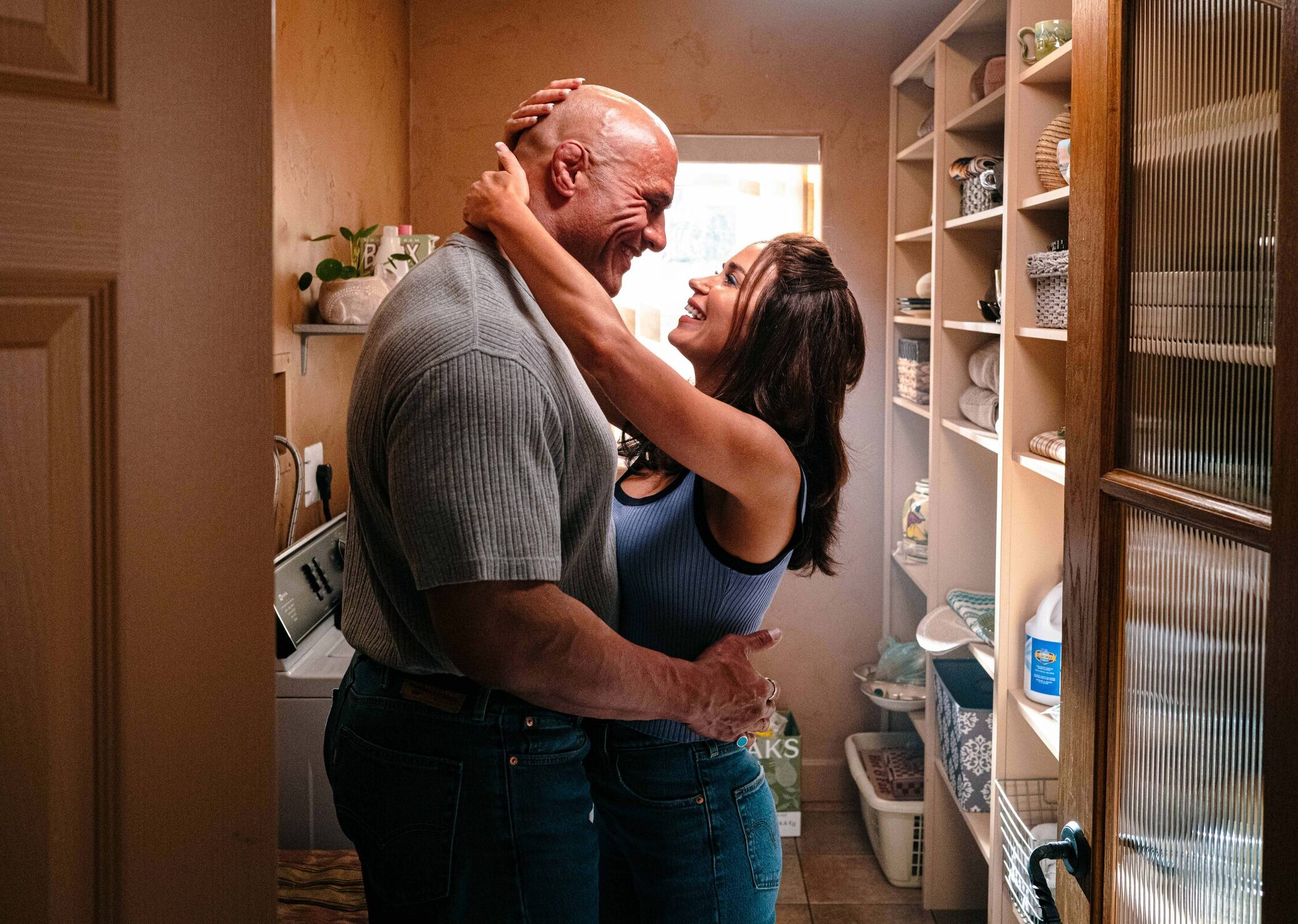 Dwayne Johnson e Emily Blunt em cena de 'Coração de Lutador - The Smashing Machine' 