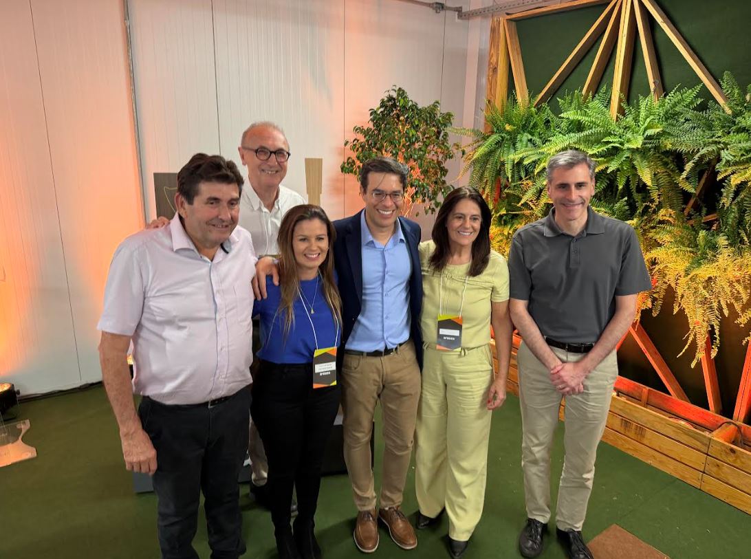 O prefeito de Inocência, Toninho da Cofapi, ao lado de executivos da Arauco Brasil entre eles o presidente Carlos Altimira durante celebração pelos 48 anos de Mato Grosso do Sul.